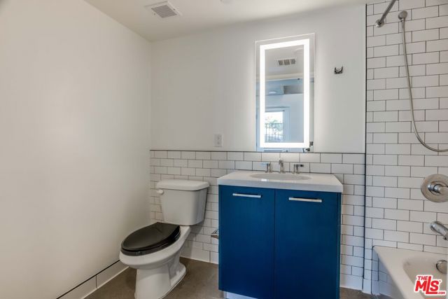 1250 N Fairfax Avenue, West Hollywood CA: https://media.crmls.org/mediaz/13222760-bc77-40fc-b539-6a04084ffda6.jpg