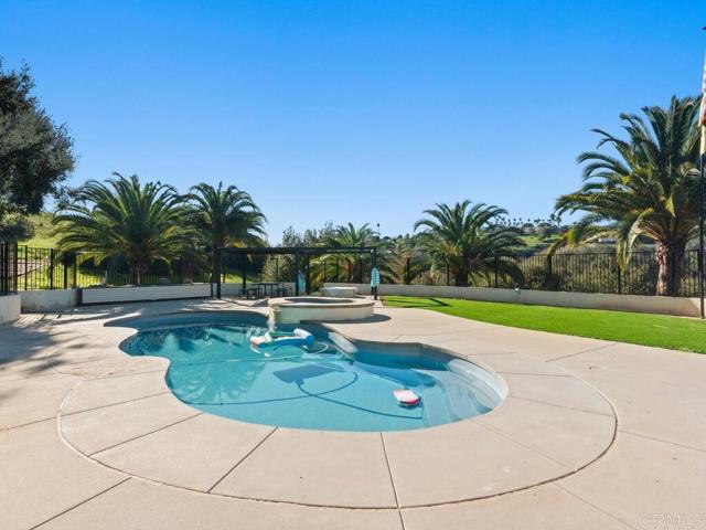 2230 Calle Dos Lomas, Fallbrook CA: https://media.crmls.org/mediaz/13222fbc-729a-4148-a2cb-49106b6f1dd0.jpg