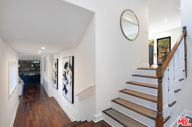 3908 Fairway Avenue, Studio City CA: https://media.crmls.org/mediaz/13225da5-abfe-40ff-a77c-2524d69e11e2.jpg