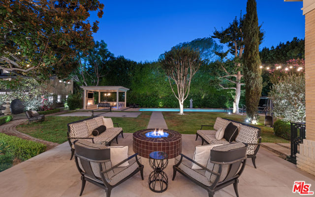 601 S Windsor Boulevard, Los Angeles CA: https://media.crmls.org/mediaz/13226e20-2b42-4d6a-b4e7-9a156e771004.jpg