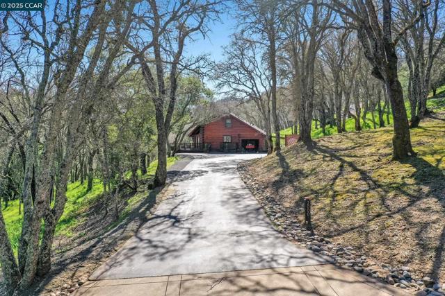 2000 Curry Canyon Rd, Clayton CA: https://media.crmls.org/mediaz/132442c9-763d-43ec-8b72-28a4a24a857c.jpg