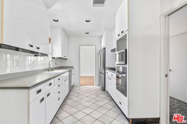 4509 Canoga Drive, Woodland Hills CA: https://media.crmls.org/mediaz/13244f36-d89a-4fb9-9936-0a937153d2b4.jpg