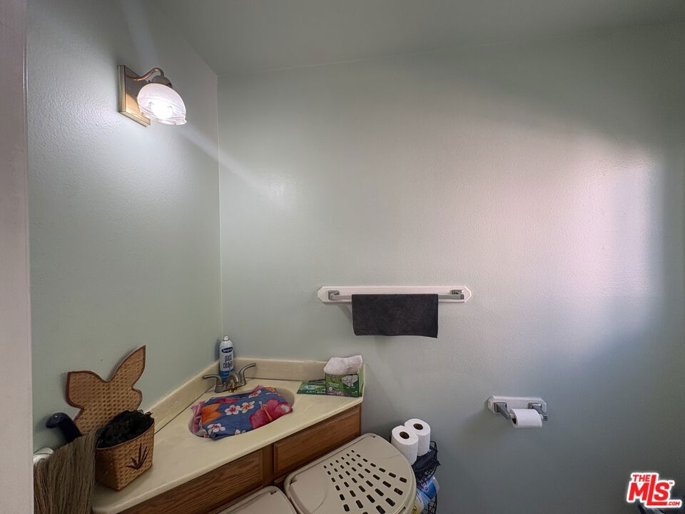 https://media.crmls.org/mediaz/1324881d-c8e6-4ebe-9802-8030f67d1da3.jpg?preset=X-Large