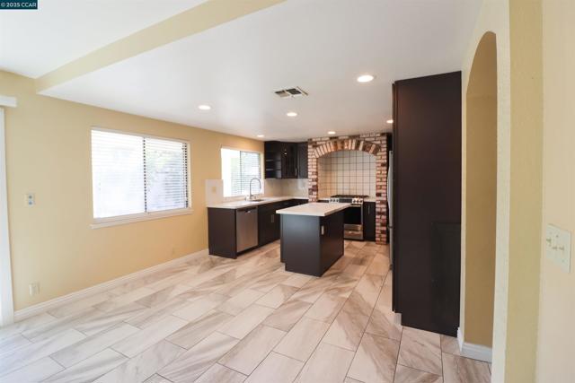 4632 Country Hills Dr, Antioch CA: https://media.crmls.org/mediaz/1326b741-9bff-451a-bb9a-cffc8b1710f2.jpg