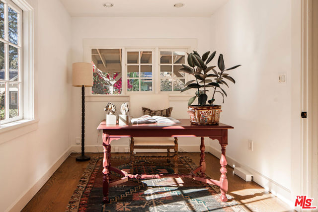 2107 Santa Rosa Avenue, Altadena CA: https://media.crmls.org/mediaz/13270293-3713-4db4-98d7-051fc97fabce.jpg