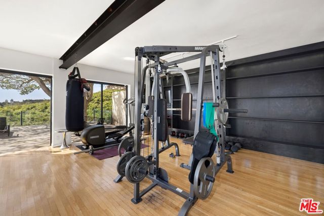 971 Enchanted Way, Pacific Palisades CA: https://media.crmls.org/mediaz/1327f7a7-21d6-44c9-b9b3-f07c819554a5.jpg