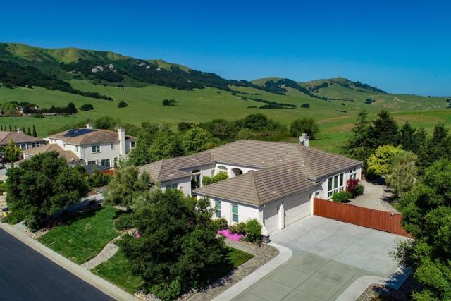 334 Paseo Gularte, San Juan Bautista CA: https://media.crmls.org/mediaz/132869e3-0126-4ecf-8329-b9d40515650f.jpg
