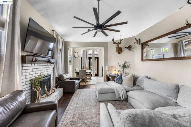 502 Chablis Way, Manteca CA: https://media.crmls.org/mediaz/13296b71-71fe-4b9a-87f5-51572f04da35.jpg