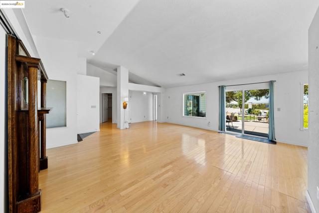 5213 Walker Ct, Antioch CA: https://media.crmls.org/mediaz/1329a644-67a0-4d81-ad52-c273271249b3.jpg