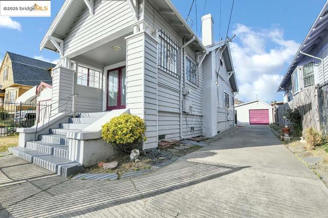 5540 E 17Th St, Oakland CA: https://media.crmls.org/mediaz/1329d320-fc26-4de2-937c-b726d57f1807.jpg