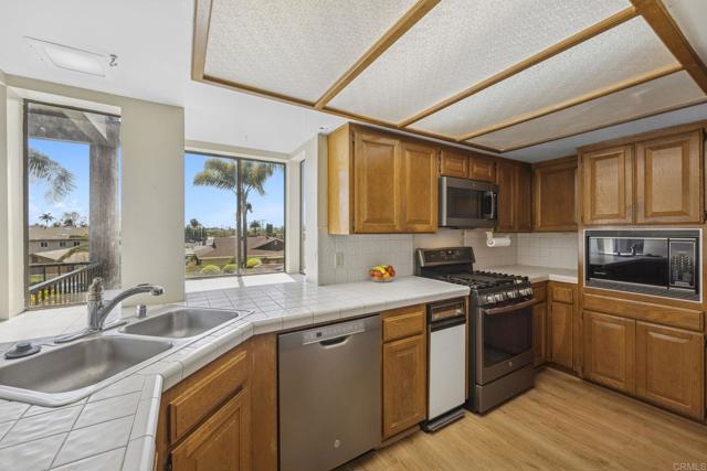4006 Layang Layang Circle, Carlsbad CA: https://media.crmls.org/mediaz/132b7cca-7863-4b20-a2f6-c877a42d6aa8.jpg