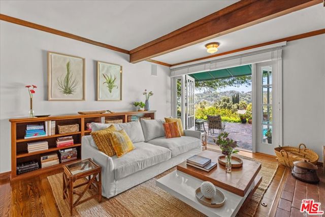 3314 Wonder View Drive, Los Angeles CA: https://media.crmls.org/mediaz/132be5a8-73cf-4c45-98f0-25a14fa44718.jpg