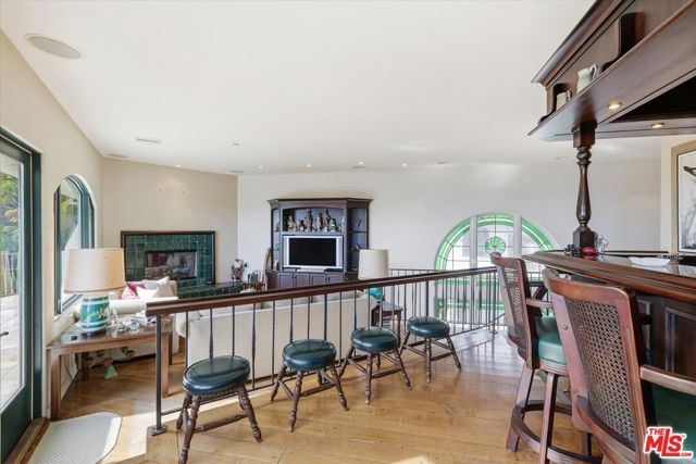 1284 Lago Vista Drive, Beverly Hills CA: https://media.crmls.org/mediaz/132c7305-e9f9-46d9-ae67-707610f88056.jpg