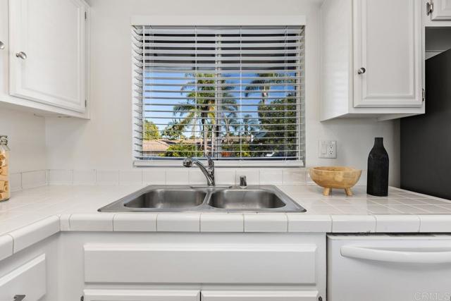 Detail Gallery Image 10 of 42 For 1330 Palomar Pl #7,  Vista,  CA 92084 - 3 Beds | 2 Baths