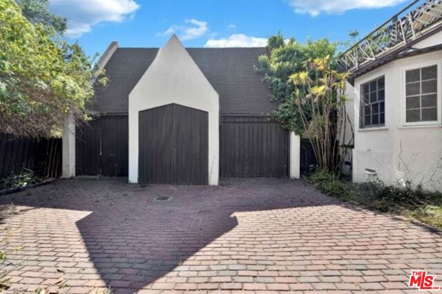 11378 Ovada Place, Los Angeles CA: https://media.crmls.org/mediaz/132d4c1c-1541-4951-b353-2df0d927f184.jpg