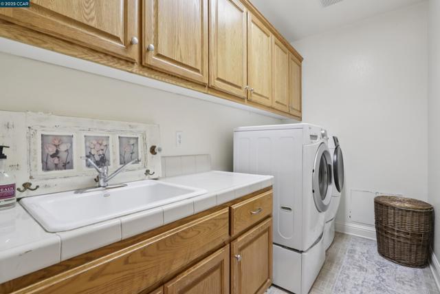 132 Victoria Pl, Danville CA: https://media.crmls.org/mediaz/132d8b9b-1a1c-496c-8595-4ed890b678f3.jpg