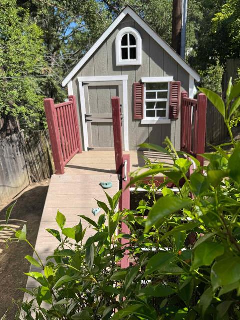 115 Toyon Court, Woodside CA: https://media.crmls.org/mediaz/132d8caa-dcc8-45c9-85ff-035a26f03f5c.jpg