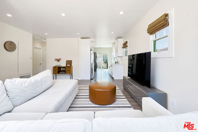 3653 Falcon Avenue, Long Beach CA: https://media.crmls.org/mediaz/132e37e5-644e-416b-ac9c-e809463ba40c.jpg