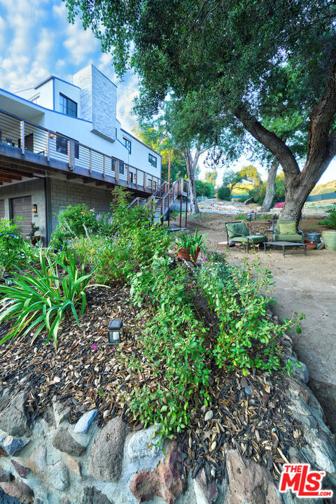 2310 Laguna Circle Drive, Agoura Hills CA: https://media.crmls.org/mediaz/132ef8f4-1b98-42cf-a6ae-ec4fd54c055e.jpg