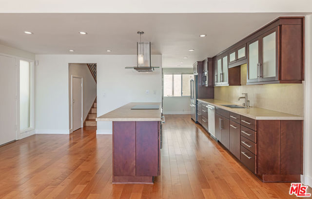 23914 De Ville Way, Malibu CA: https://media.crmls.org/mediaz/13310a01-327c-4fc2-8d46-fbdde5237fc0.jpg