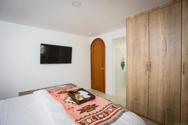 1047 Highland Dr, Del Mar CA: https://media.crmls.org/mediaz/1331b3ac-d037-4589-9183-3bc81274d152.jpg