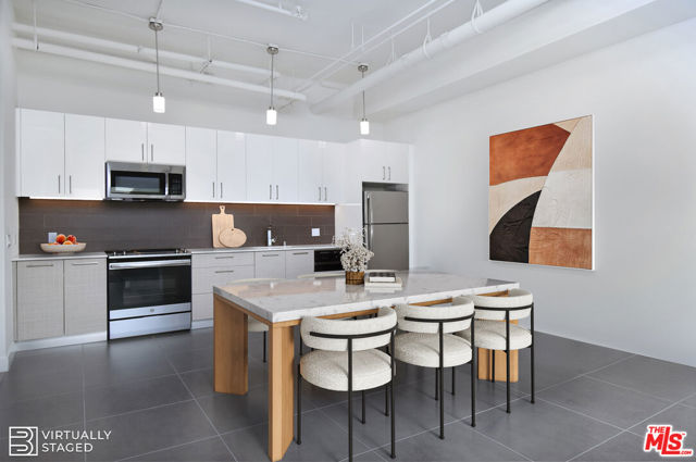 939 S Broadway, Los Angeles CA: https://media.crmls.org/mediaz/133225b4-ffc2-4fab-a439-5e5c9bddff3f.jpg