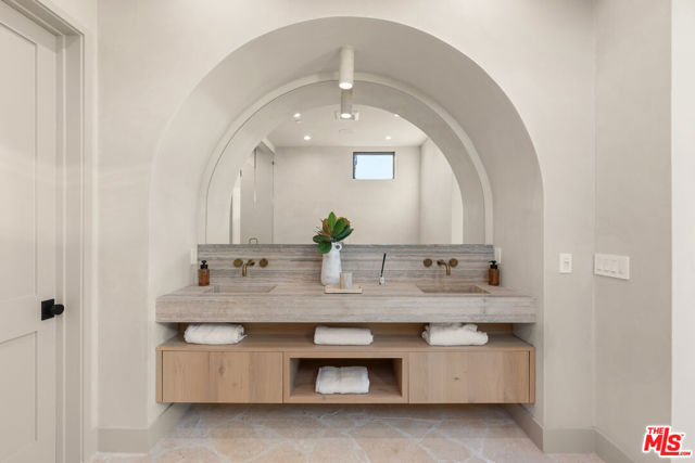 11746 La Maida Street, Valley Village CA: https://media.crmls.org/mediaz/13323ed0-6762-4640-a2f9-40c2a3055c08.jpg