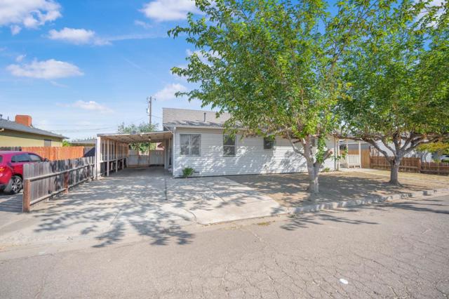 1511 W Tulare Avenue, Newman CA: https://media.crmls.org/mediaz/1332a40a-496c-4577-9c3a-5ce573b71f06.jpg