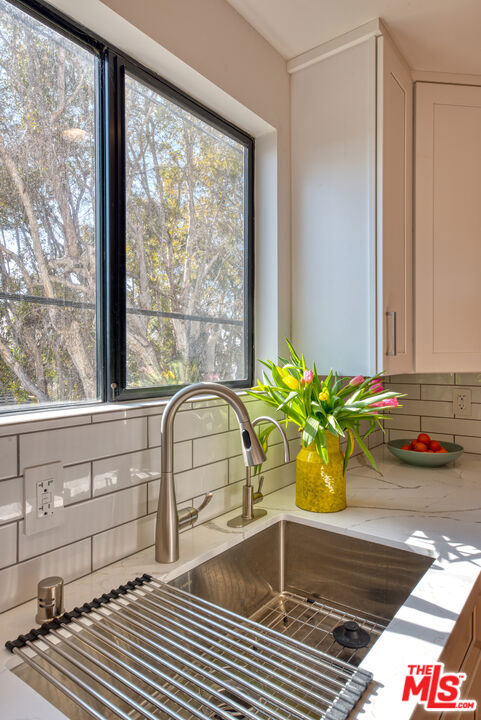 1113 Electric Avenue, Venice CA: https://media.crmls.org/mediaz/1333e737-9325-44e5-91c3-c31aeafa67ab.jpg