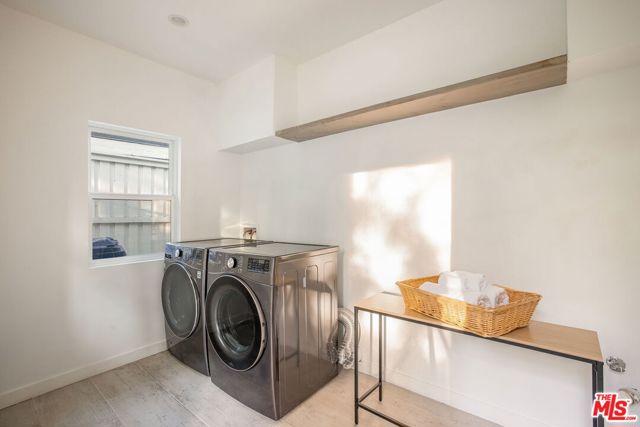 16733 Oak View Drive, Encino CA: https://media.crmls.org/mediaz/1333ee0f-ece7-412a-88dd-b2cc497798d2.jpg