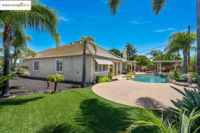 2981 Atherton Pl, Brentwood CA: https://media.crmls.org/mediaz/1334fba3-3f5f-486e-9013-de8023e8f971.jpg