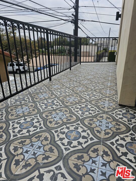 5247 1/2 W 9th Street, Los Angeles CA: https://media.crmls.org/mediaz/1335b449-7b3f-482a-b084-37917399a4b4.jpg