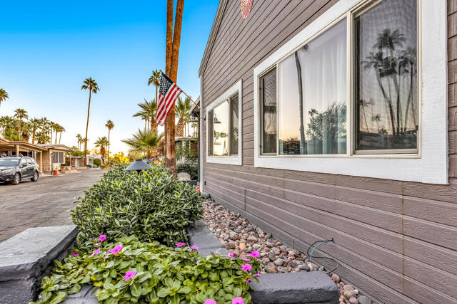 527 Jade Lane, Palm Springs CA: https://media.crmls.org/mediaz/13360972-c6b5-48da-b9d4-cd6a935f6043.jpg