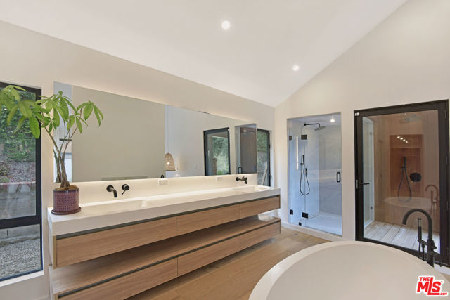 24728 Vantage Point Terrace, Malibu CA: https://media.crmls.org/mediaz/13375242-eeb4-456c-b9d3-354be162d247.jpg