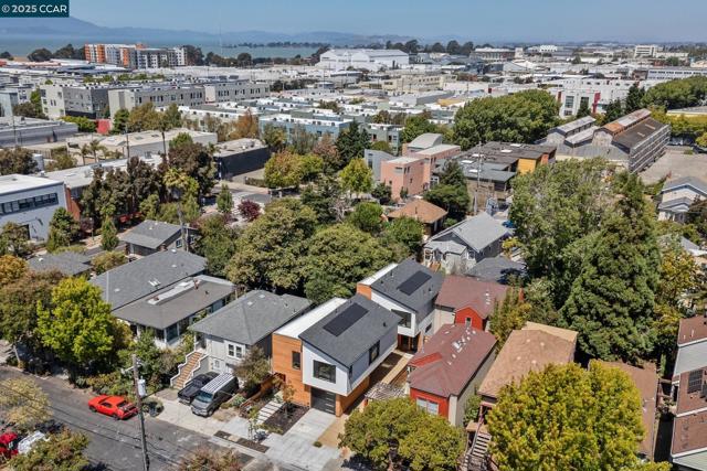 1270 64th St, Emeryville CA: https://media.crmls.org/mediaz/13379180-b957-4278-822b-d0c4ceb67a13.jpg