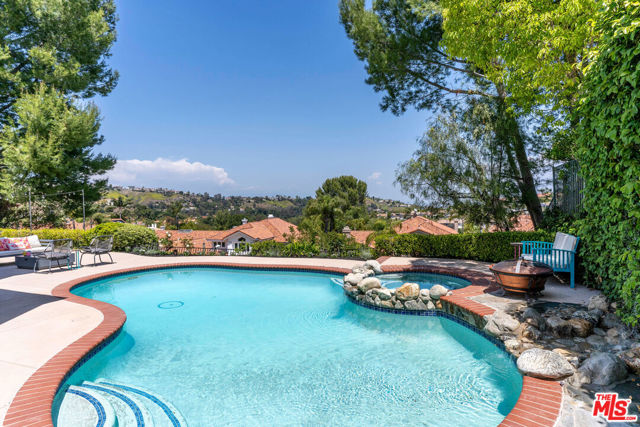 3458 Malaga Court, Calabasas CA: https://media.crmls.org/mediaz/1338397a-d377-4c06-9507-1040a3b3b784.jpg