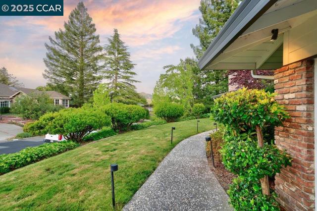 314 Draeger Dr, Moraga CA: https://media.crmls.org/mediaz/13385b24-2871-4a7a-a4a2-13e67904de44.jpg