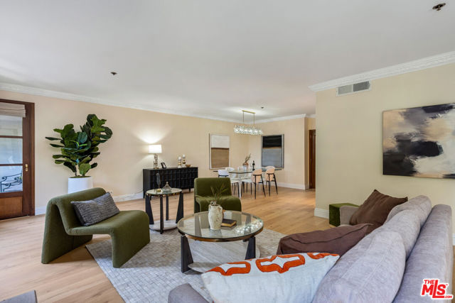 9249 Burton Way, Beverly Hills CA: https://media.crmls.org/mediaz/13385bfd-e871-448d-88e7-e490fb9d7a27.jpg