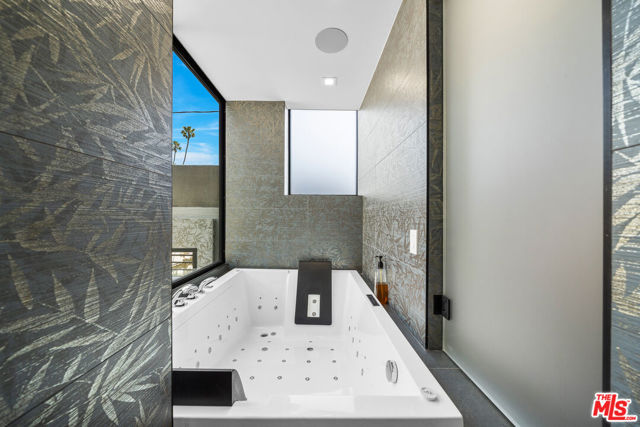 836 California Avenue, Venice CA: https://media.crmls.org/mediaz/133925f9-7515-43cd-a9ef-60f619fa2ada.jpg