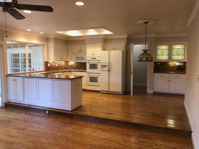 5026 Hillcrest Way, Pleasanton CA: https://media.crmls.org/mediaz/1339f8ec-3d78-48d8-a303-20c7ac4c8258.jpg