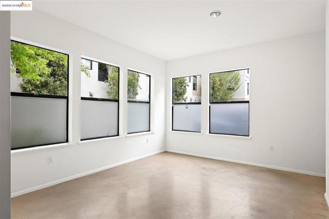 121 City Limits Cir, Emeryville CA: https://media.crmls.org/mediaz/133b0474-64ff-4872-8fdb-20d684ffe8dc.jpg