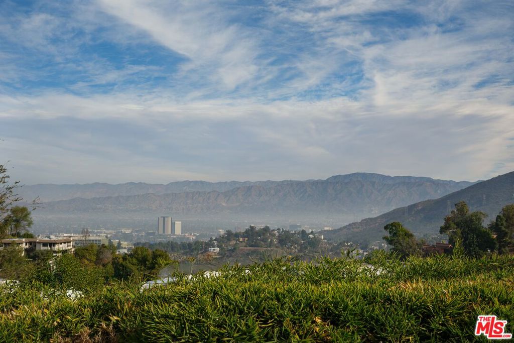 https://media.crmls.org/mediaz/133bcdfb-8d86-4bc7-b77b-fe71d27afdde.jpg?preset=X-Large