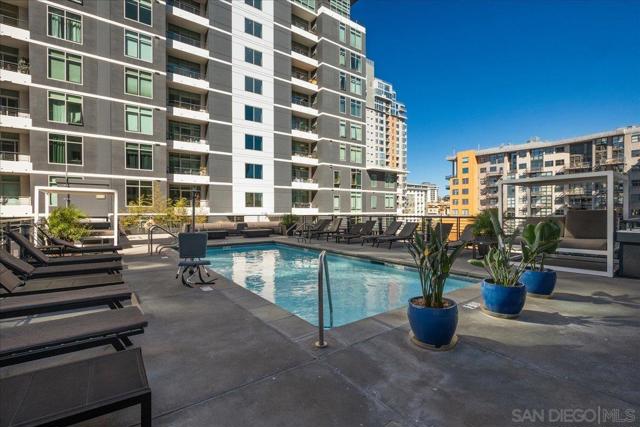 425 W Beech St, San Diego CA: https://media.crmls.org/mediaz/133bd80c-d1b2-4997-a5be-ec10df6dbf74.jpg