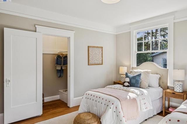 5811 Romany, Oakland CA: https://media.crmls.org/mediaz/133d5e2e-5ae9-49d8-b31d-3541698516db.jpg