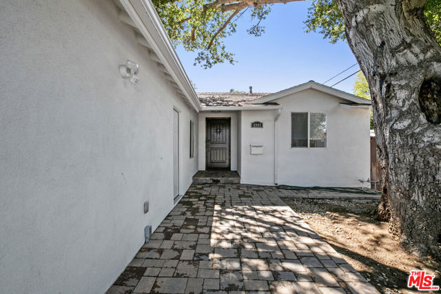4949 San Feliciano Drive, Woodland Hills CA: https://media.crmls.org/mediaz/133d5f40-7f41-47bf-943b-7a1aa3b2dbc1.jpg