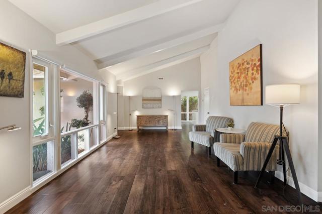 8874 La Jolla Scenic Dr N, La Jolla CA: https://media.crmls.org/mediaz/133e5239-4bae-4ea1-9fd8-d3b932600093.jpg