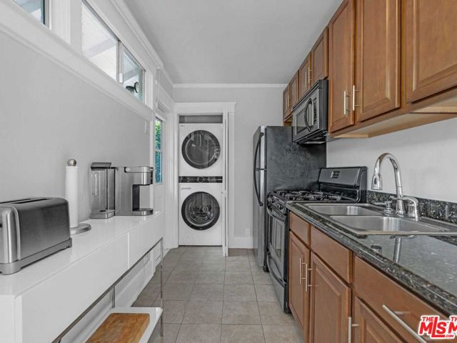 7024 De Longpre Avenue, Los Angeles CA: https://media.crmls.org/mediaz/133e89bd-f14c-4c6f-ae04-ac0e79a738a6.jpg