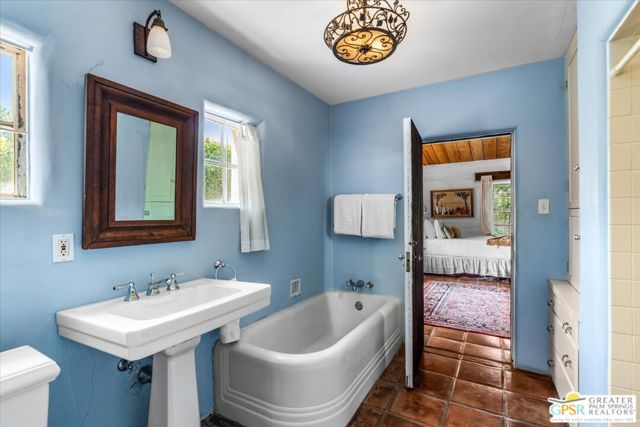 1011 E El Alameda, Palm Springs CA: https://media.crmls.org/mediaz/133ecb2b-3dd7-4661-b675-e33cbf277c7e.jpg