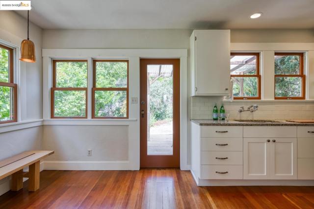 2901 Monticello AVE, Oakland CA: https://media.crmls.org/mediaz/133f5447-9bd3-4b86-9bc2-3d0fe02188f3.jpg