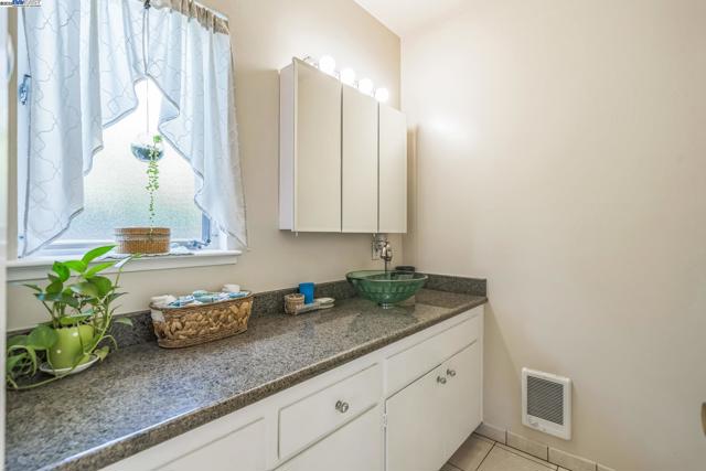 7525 Circle Hill Dr, Oakland CA: https://media.crmls.org/mediaz/1341acea-e4c5-44e3-aace-f2b784c6a9d2.jpg
